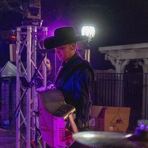 Meet your Posher, Efrain